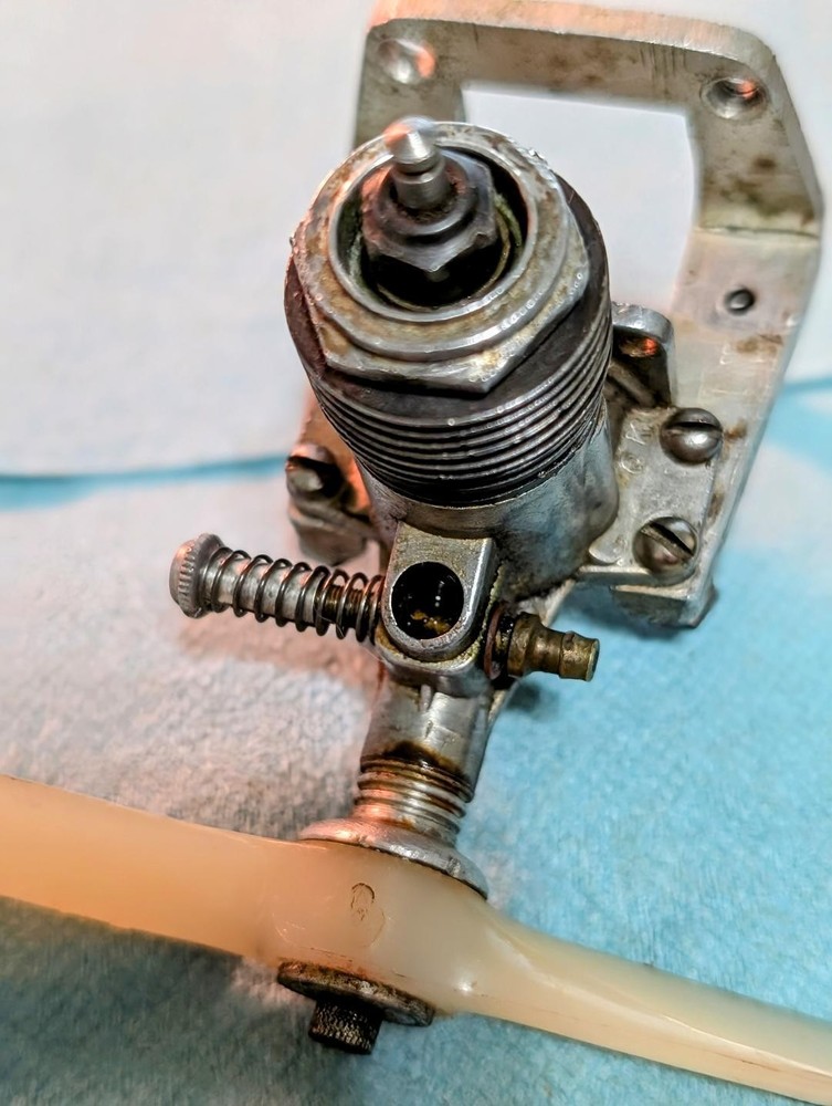 O K CUB .074 CONTROL LINE ENGINE WITH MOUNT, VERY GOOD CONDITION