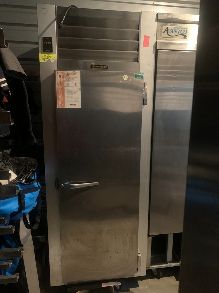 Traulsen G10010-032 30" 1-Section Solid-Door Reach-In Refrigerator