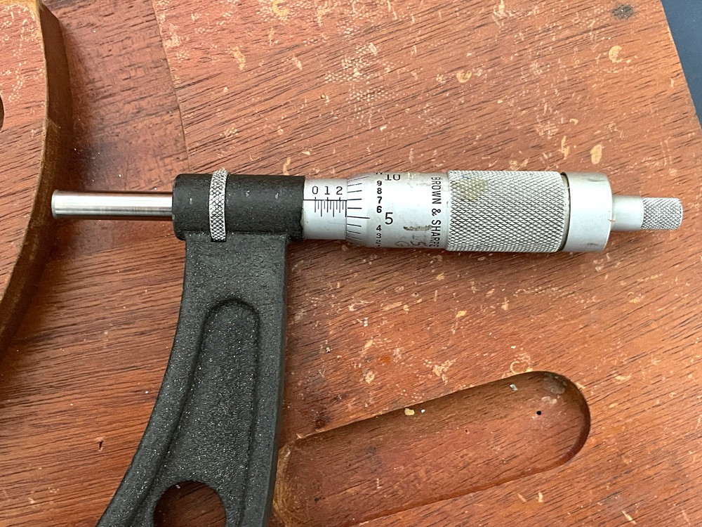 BROWN & SHARPE 7" - 8" OUTSIDE MICROMETER IN STORAGE BOX