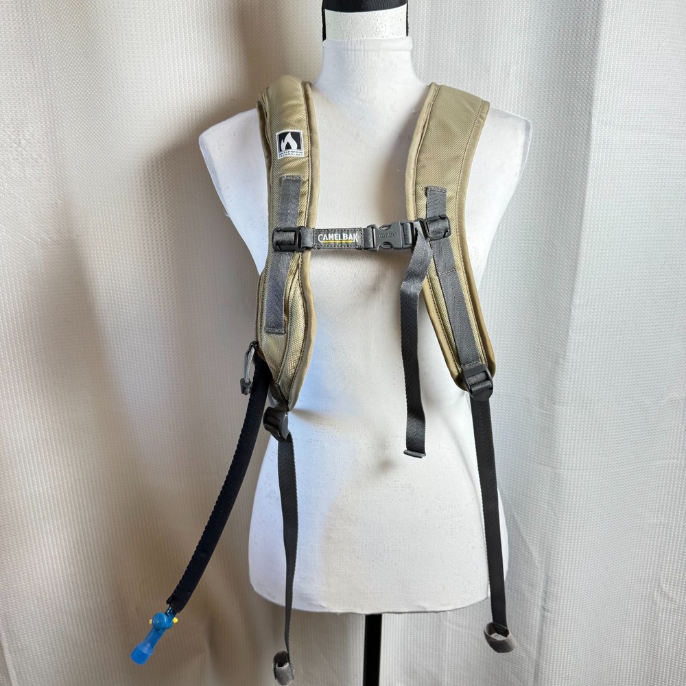 Camelback Snobowl Hydroback Hydration Hiking Backpack 32oz Bladder Tan in EUC