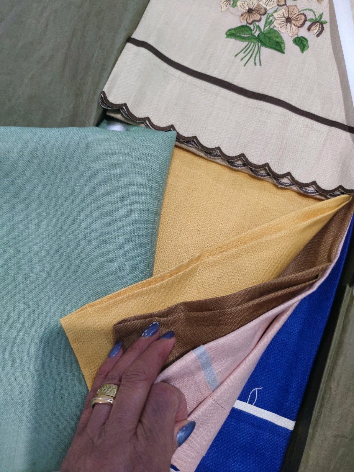 6 towels 💯 Pure linen embroidered, beautiful colored, in original packaging