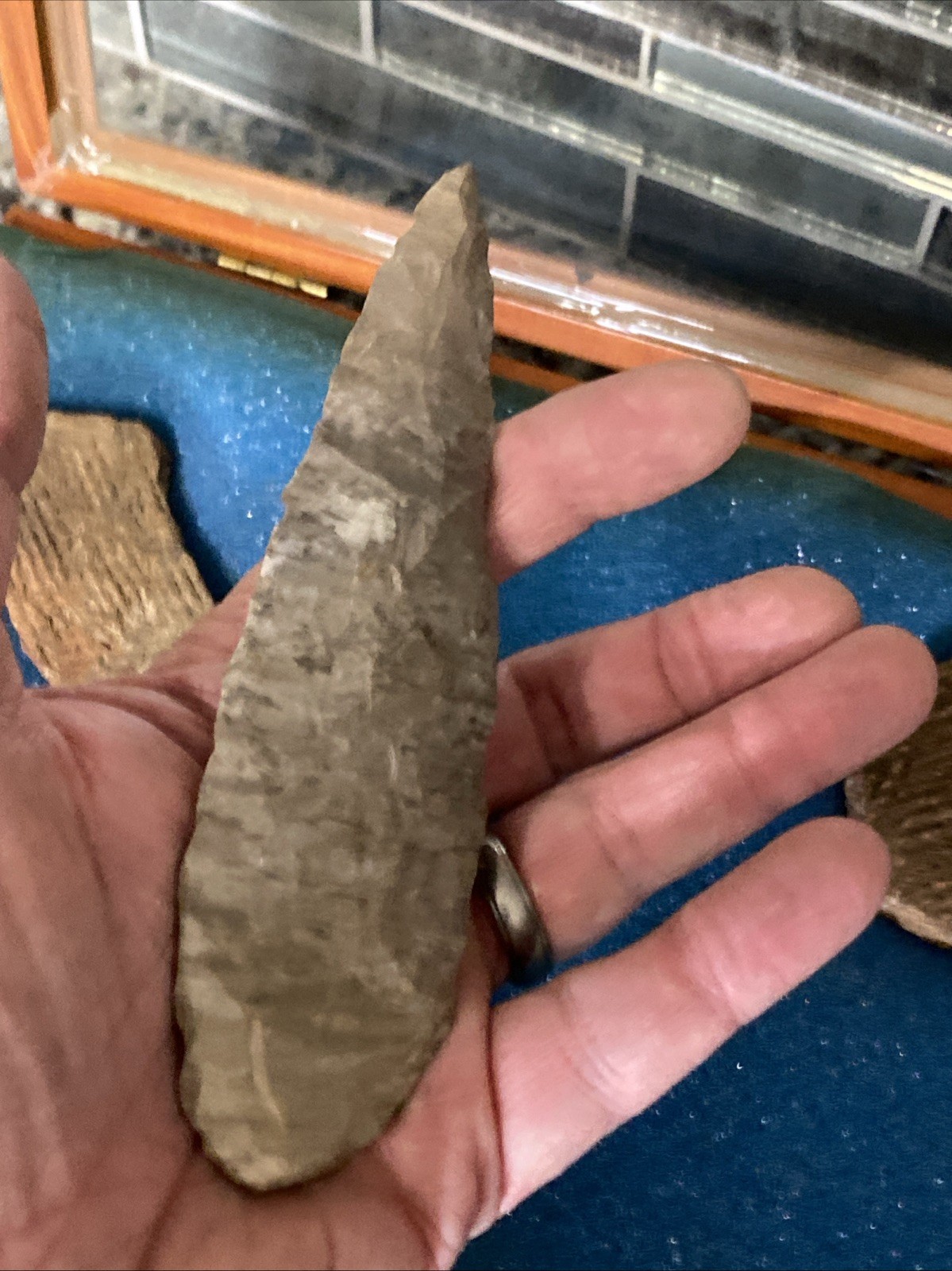 5-1/2” INDIAN ARTIFACT LERMA style BLADE FROM Mid Tn. Display Case & Pottery