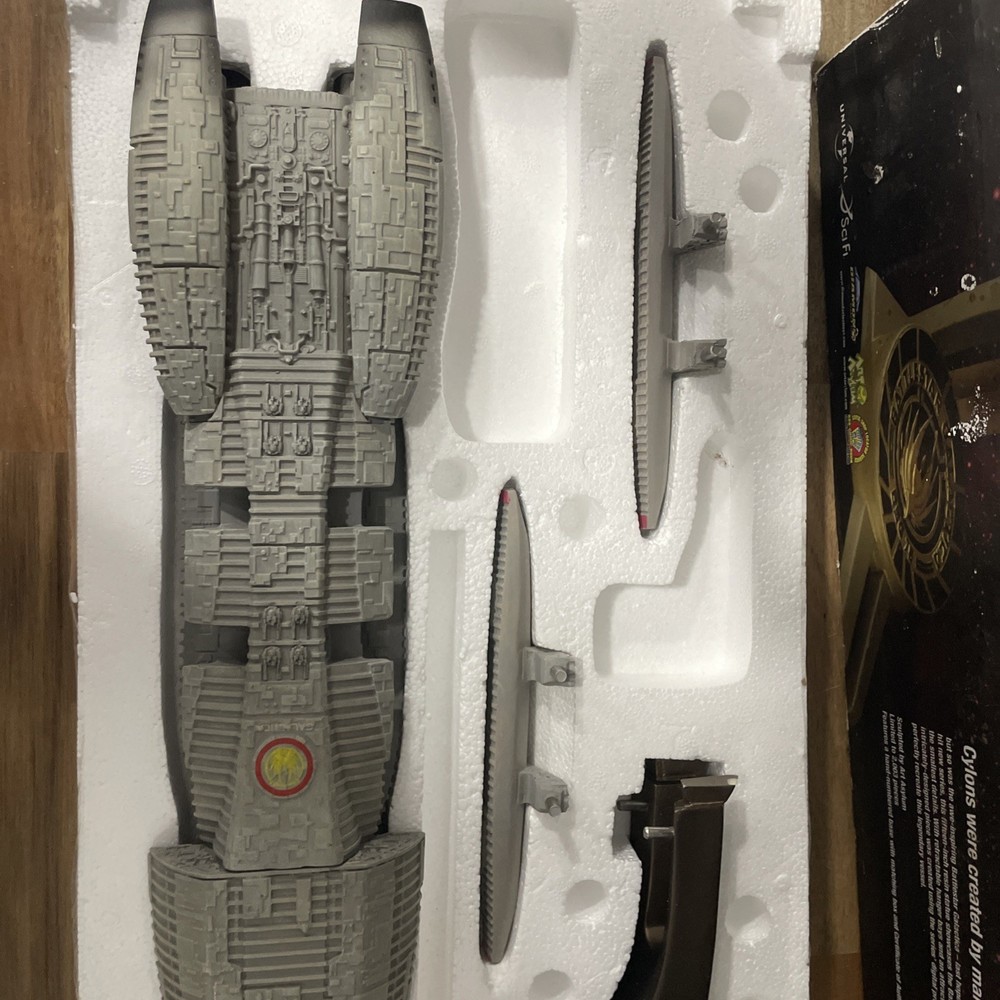 Battlestar Galactica Ship Statue Art Asylum Diamond Select 1907/2003