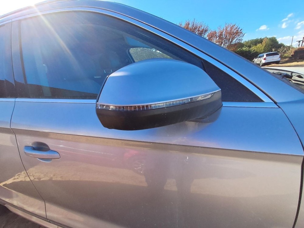 Q5 2018 Glove Box 4842904