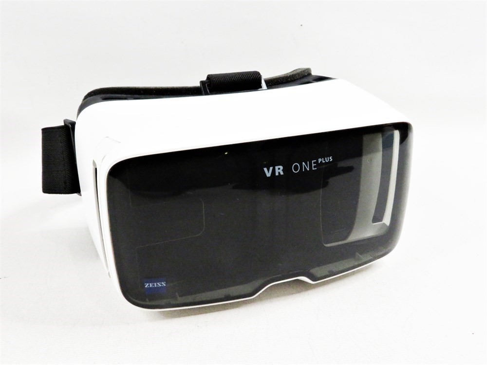 Zeiss VR One Plus VR Headset. Original box with accessories. Works.
