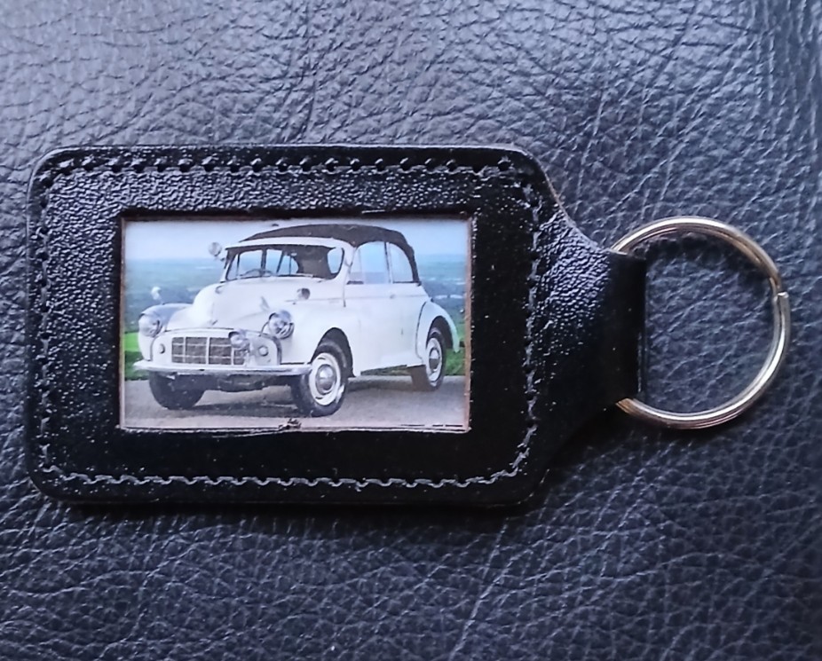 MORRIS MINOR SPLIT SCREEN CONVERTABLE CAR PICTURE KEYRING FOIL PRINTED LEATHER