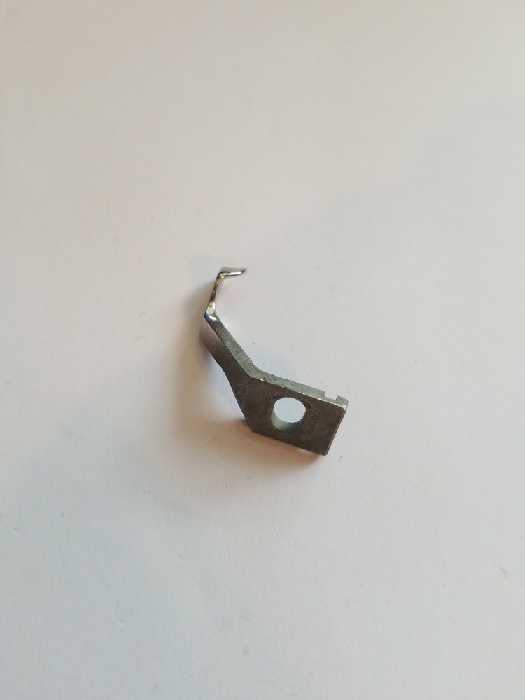 *NOS* 548205-SINGER-LOOP RETAINER LEFT FOR SEWING MACHINE *FREE SHIPPING*