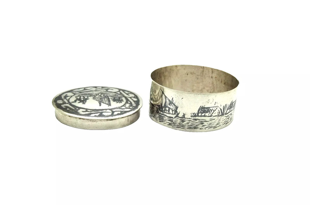 VINTAGE STERLING SILVER ARTISAN MADE SEA PLOT OVAL SHAPE SNUFF / PILL BOX