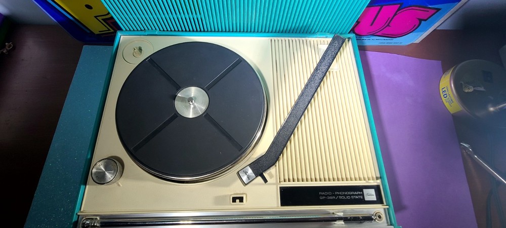 TOSHIBA GP-38 SOLID STATE RADIO-PHONOGRAPH