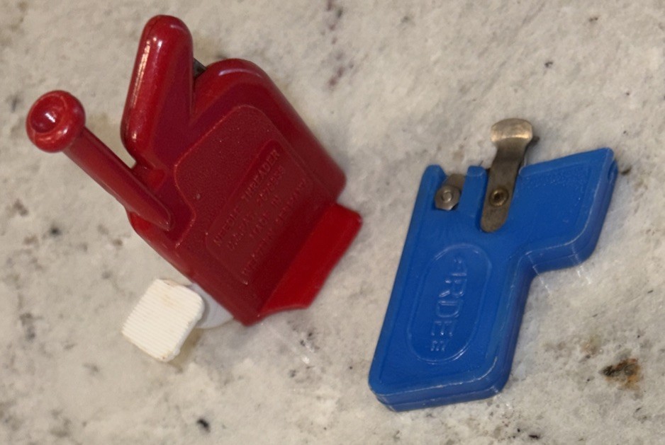 VTG Mid-Century Plastic Einfadel Hexe Needle Threader & Ardee Needle Threader