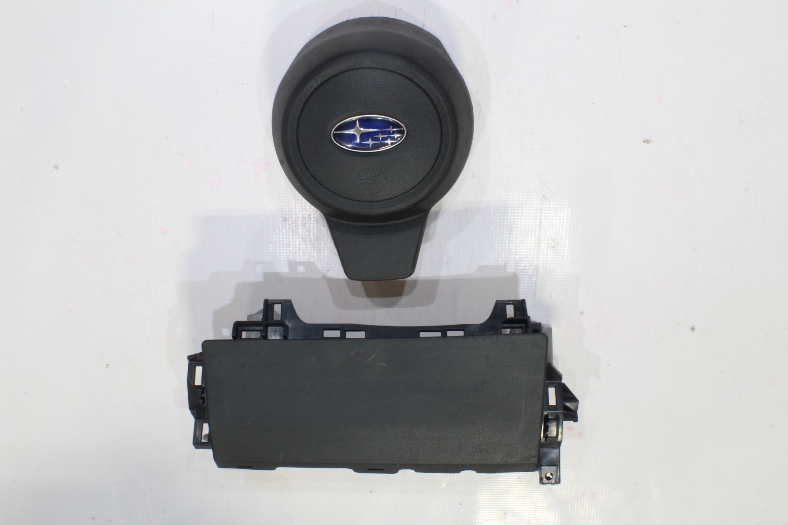 20 21 22 2023 2024 SUBARU OUTBACK WAGON DRIVER KNEE & WHEEL AIRBAG  (SCRATCHES)