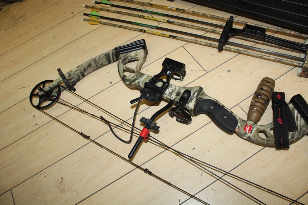 PSE Archery Stinger Compound Bow w/ case and arrows