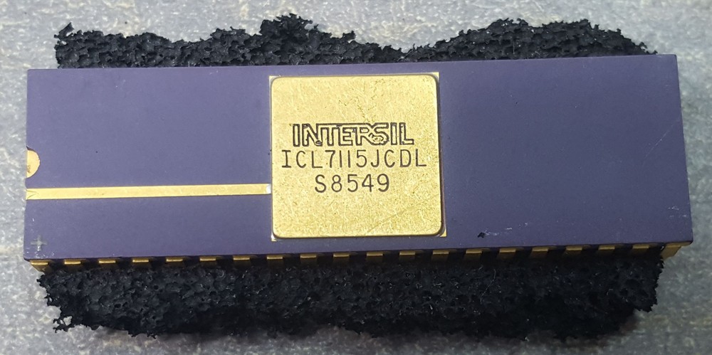 INTERSIL ICL7115JCDL, 40 PINS, S8549.