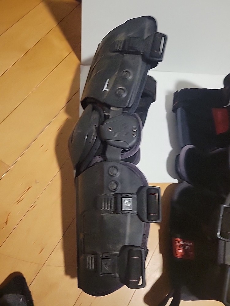 EVS RS9 Knee Brace Large Right/Left