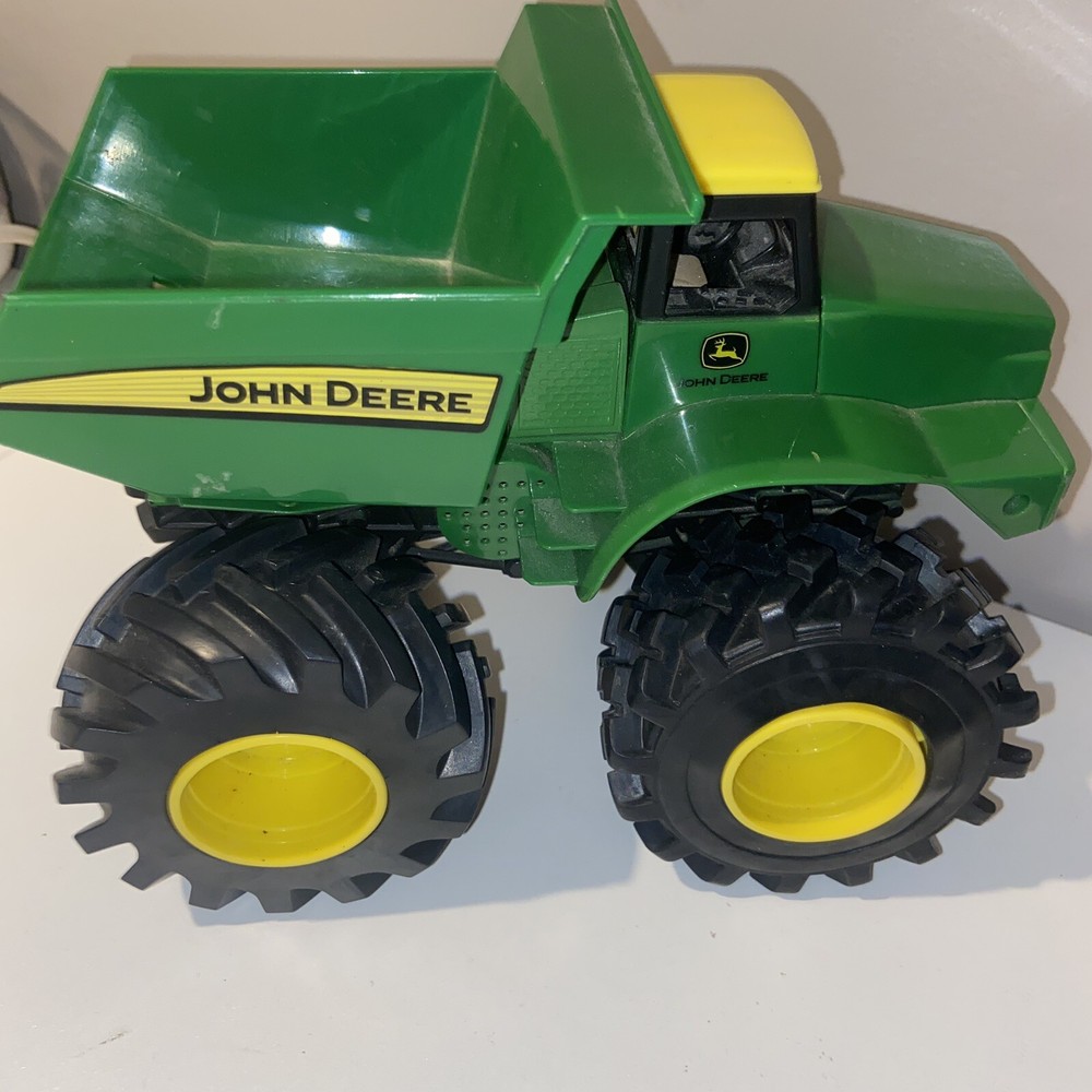 John Deere dump truck makes noise green