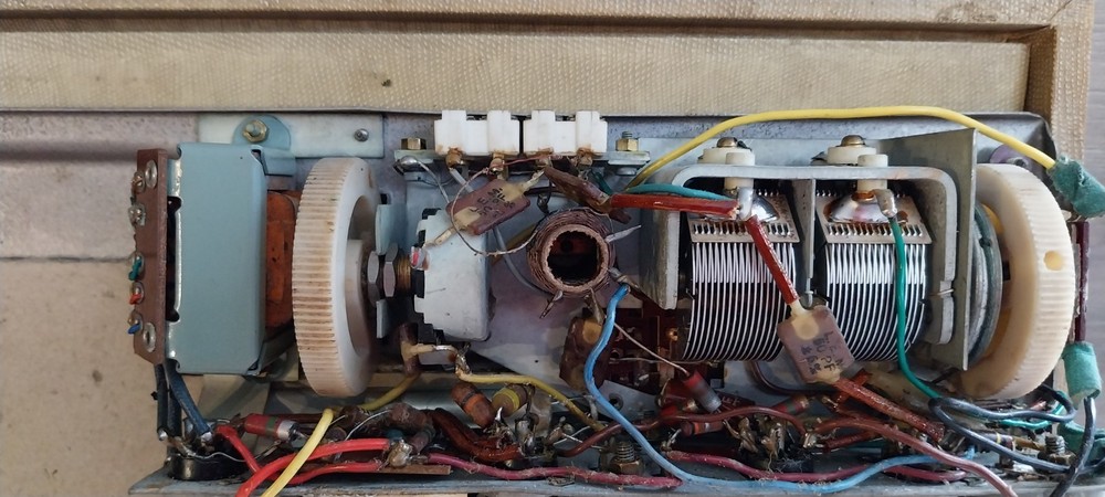 VINTAGE EVER READY BATRYMAX RADIO B107