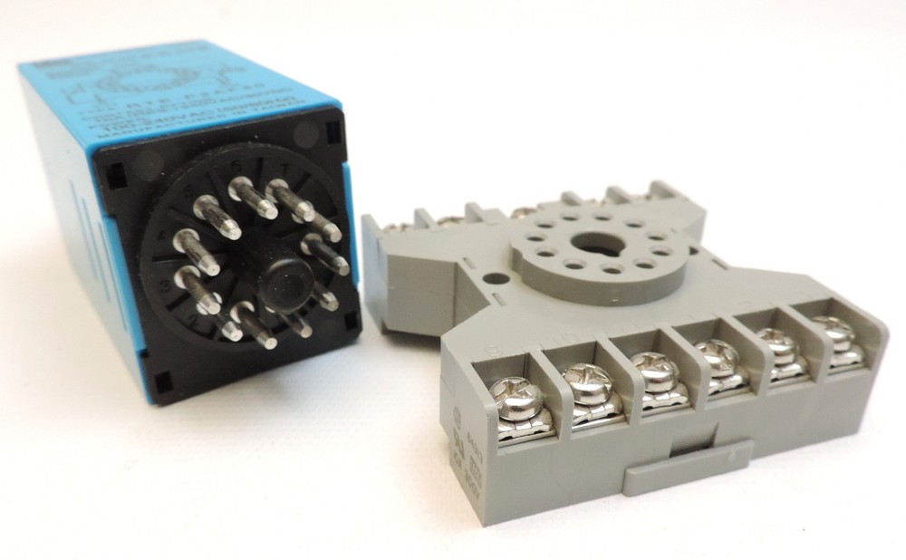 IDEC RTE-P2AF20 Analog Timer & Surface Mount Socket