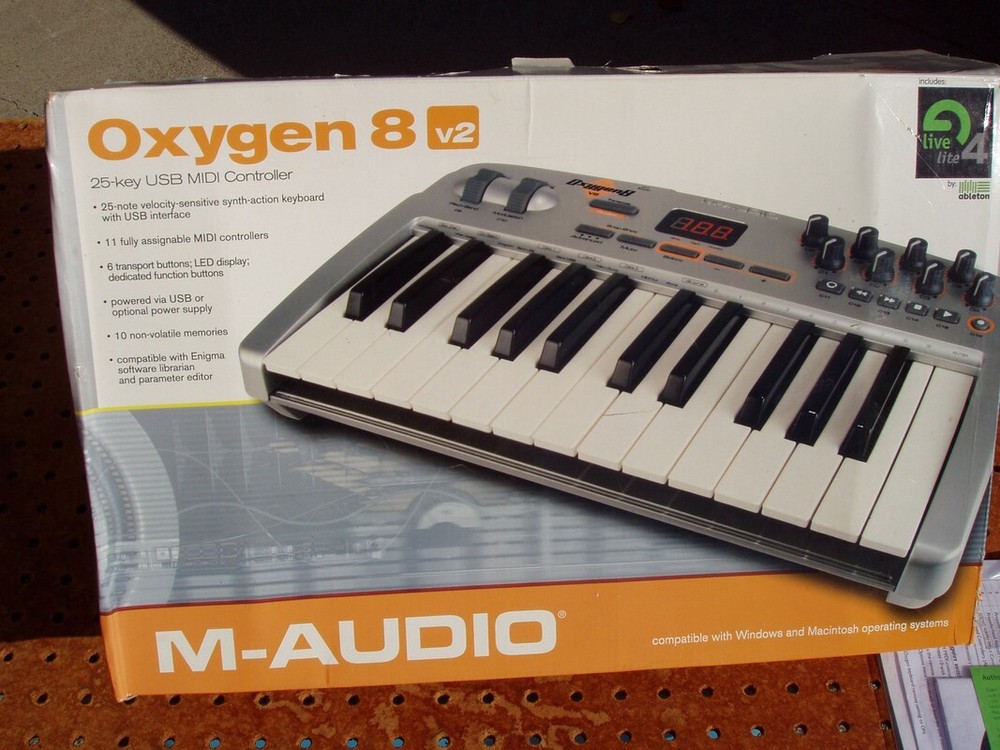 M-AUDIO OXYGEN 8 v2 25 USB 25 KEY MIDI CONTROLLER KEYBOARD UNUSED OPEN BOX
