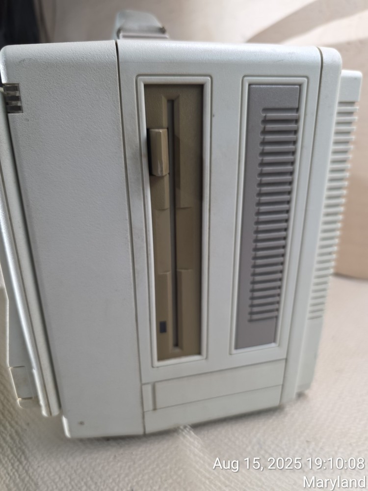 Vintage COMPAQ Portable III Computer Model: 2660 - Powers ON