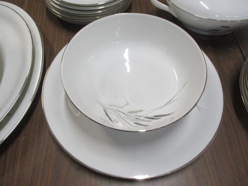 Ceres (Coupe) by EASTERLING 74 Piece Set Service for 8
