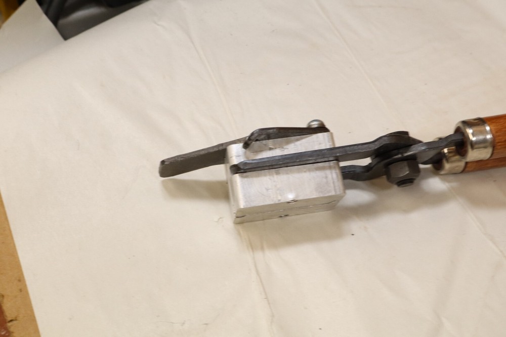 90574 Lee Bullet Mold flat nose solid base mold, double cavity