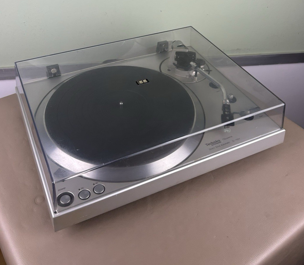 TECHNICS SL-1301 STEREO TURNTABLE