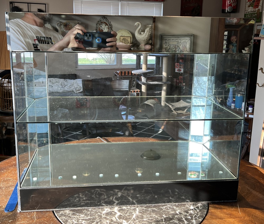 1990 HUMMEL STORE DISPLAY CASE, BEAUTIFUL SOLID CASE WITH 2 LOCKING DOORS