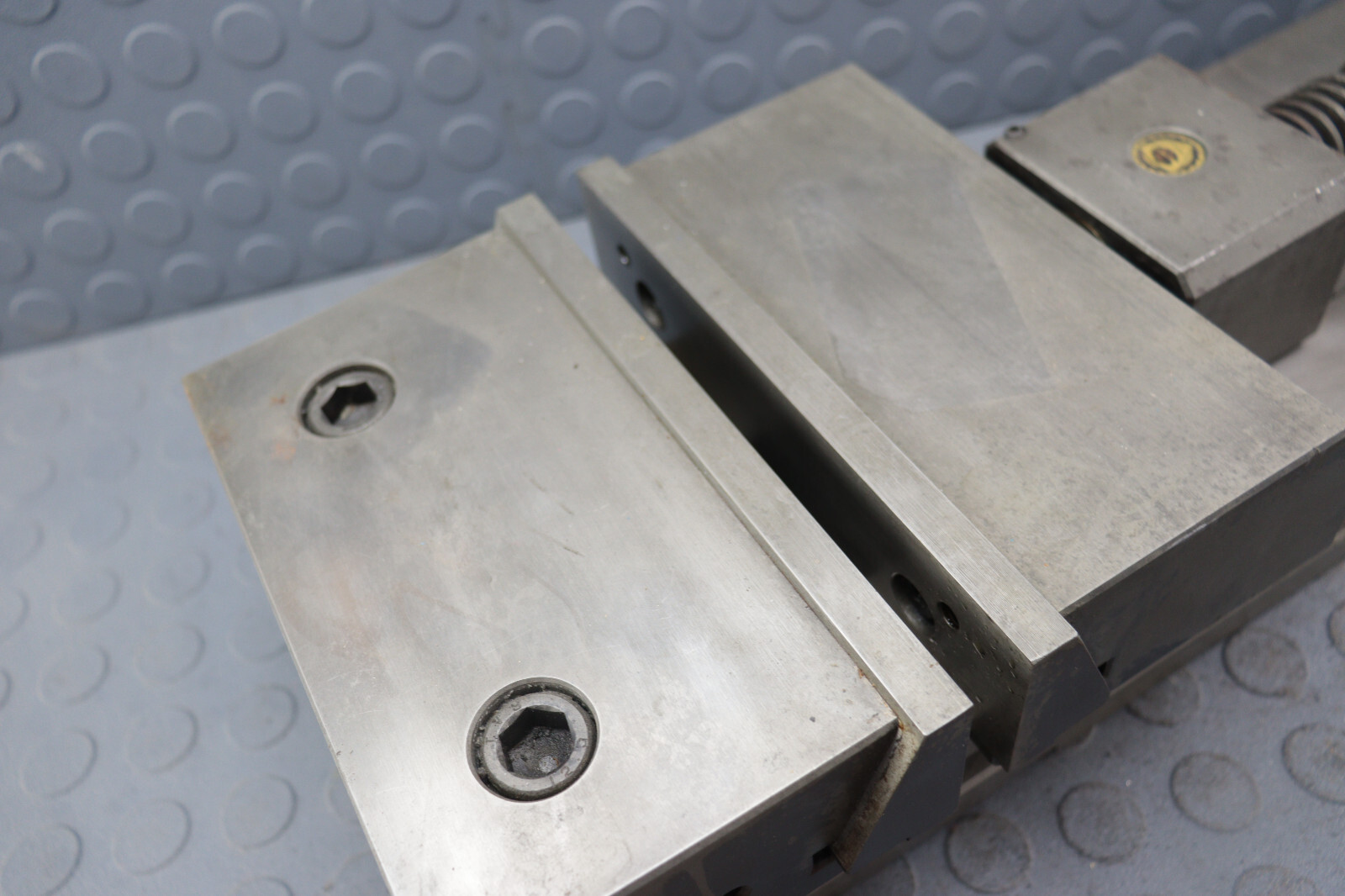 BISON 7-223-085 8" MILLING MACHINE VISE 6566-200-535/2250-1 LOC5257