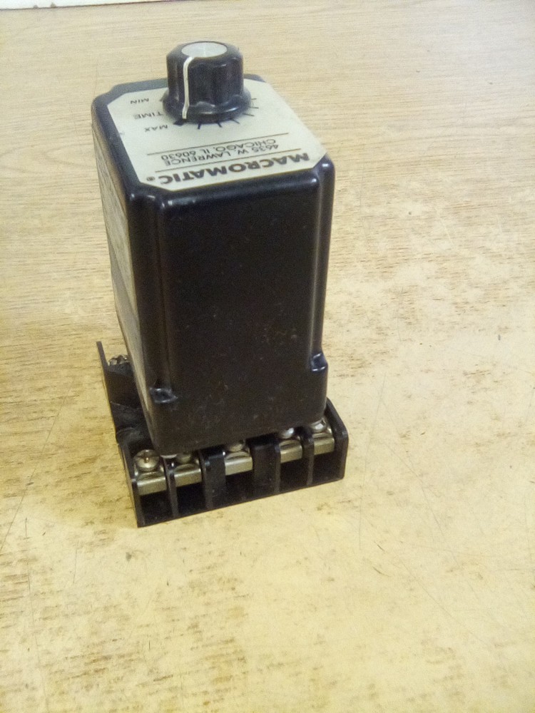 Macromatic SS-51623-10B Relay W/Socket 600434-8S