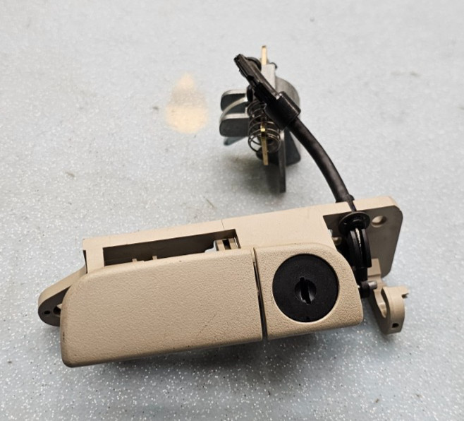 🔥00-05 DEVILLE GLOVE STORAGE COMPARTMENT BOX LATCH LOCK HANDLE ASSEMBLY TAN