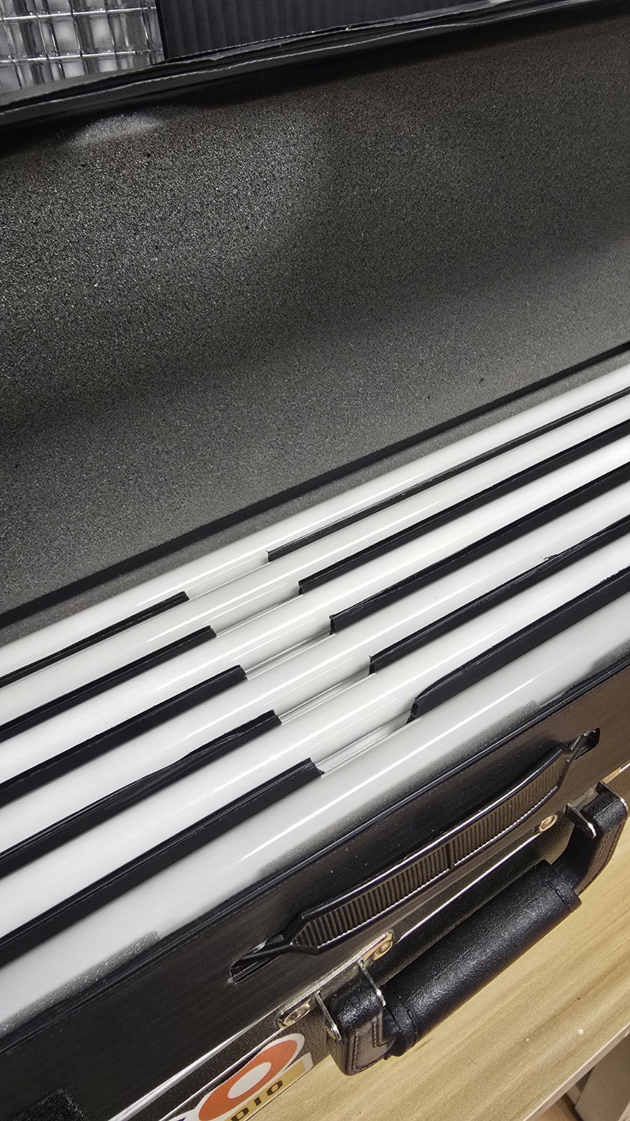 Kino Flo Diva Lite 401 Kit (120VAC) - Full Set of Extra Bulbs & Lg Hard Case