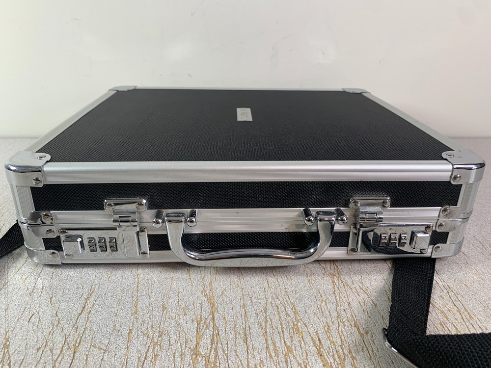 Vaultz Media Binder 100 CD DVD Hardshell Lockable Storage Case Holder w/ Strap