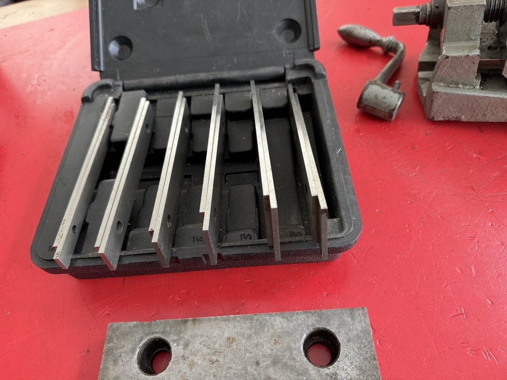 Clausing 8520 Milling Machine 8636 Vise With Enco Parallels
