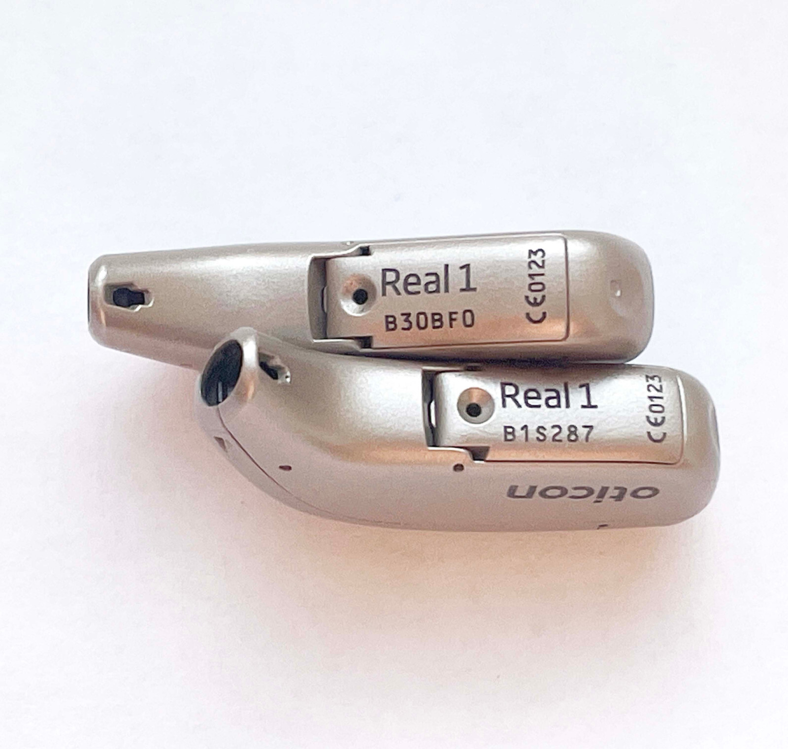 Used, 2x Oticon Real 1 Beige Color + w/Charger + Speakers Size 2/85 db