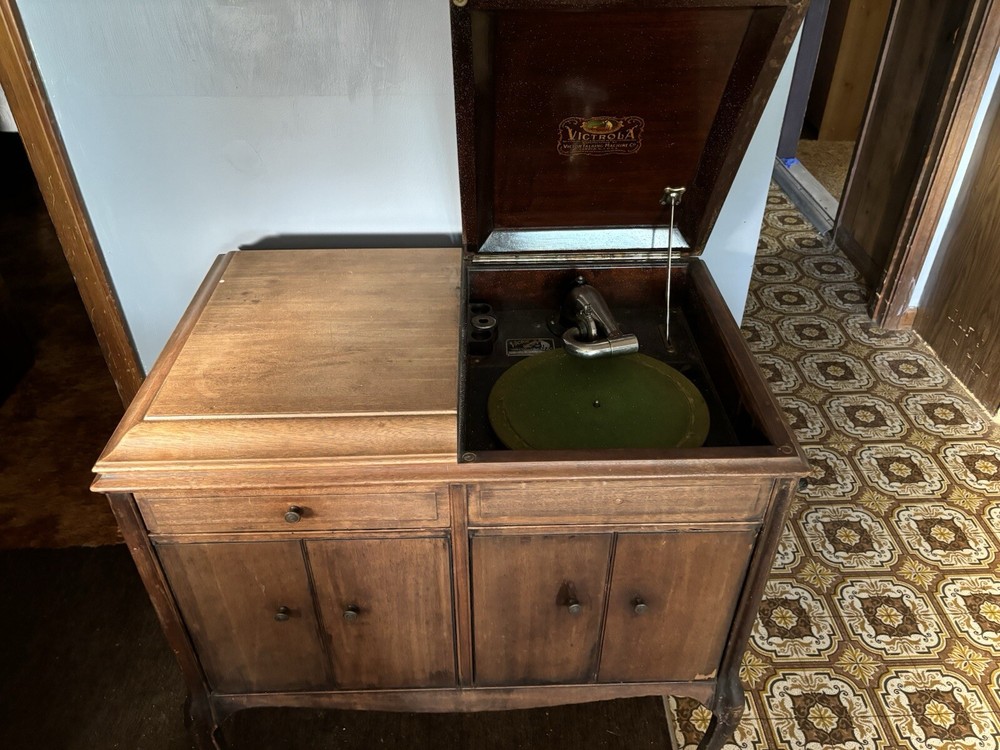 1904 Victrola Victor Talking Machine