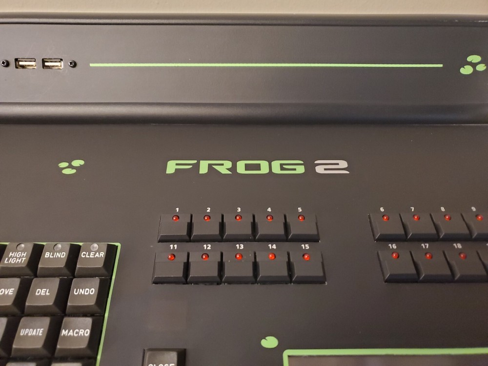 Zero 88 Frog 2 console deploys with touchscreen control "NO Power adapter"