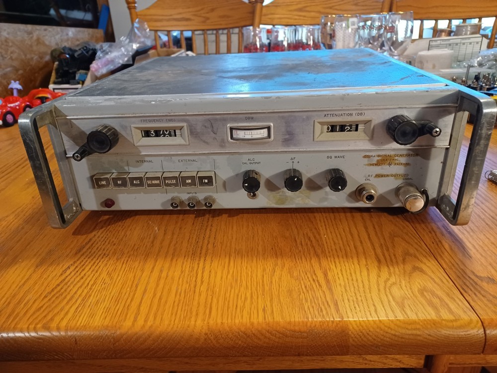 Hewlett Packard 8614A Signal Generator