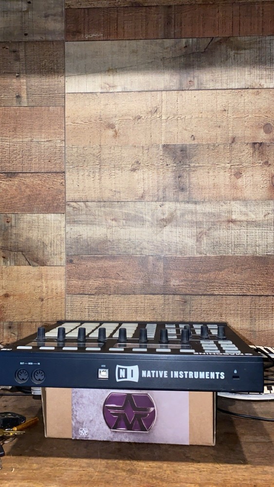 Native Instruments Maschine MK1 Sampler & Sequencer, 16 Pads, Built-in Effects,…