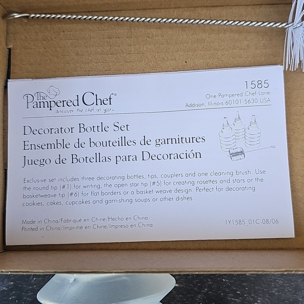 Pampered Chef Icing Decorating Kit in Brown Box