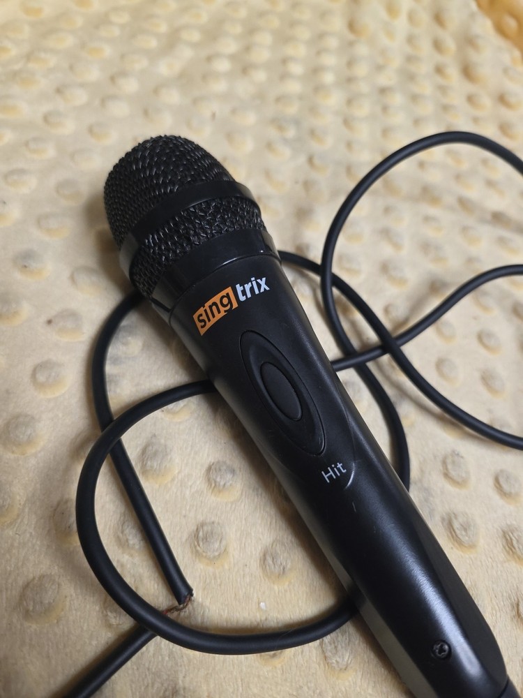 Singtrix Professional Karaoke Machine Microphone with Hit Button