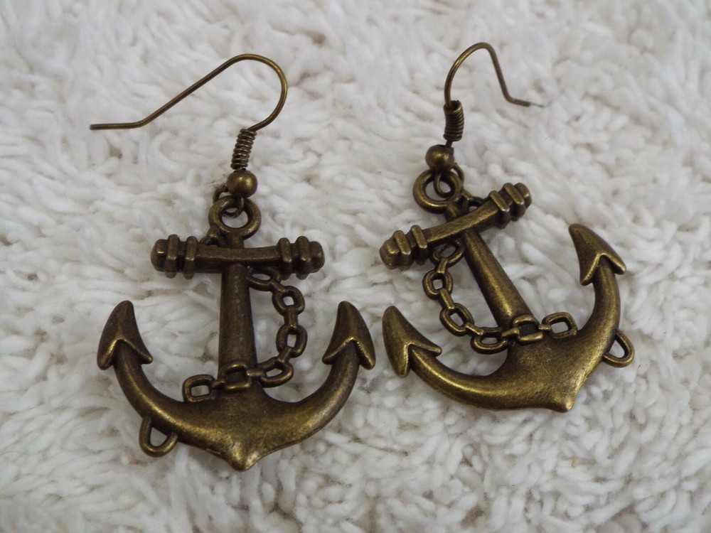 Brass-tone Anchor Pierced Earrings (D79)