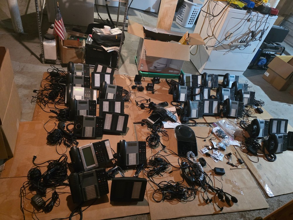 Phone Mitel System 21 Phones 9 Programable Key Module 4 head sets charging ports