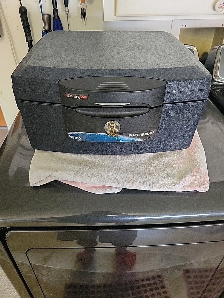 Sentry H2100 Fireproof Waterproof Lockbox with Key Clean Great Condition