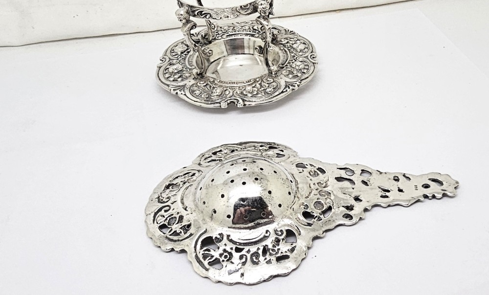 ORNATE CHERUB & FLOWERS 830 SOLID SILVER OTC TEA STRAINER W/DRIP STAND