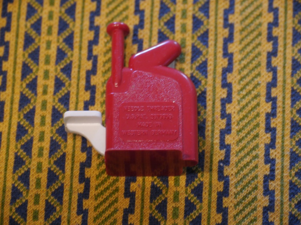 Vintage RED EINFADEL HEXE Plastic Automatic Needle Threader VERY GOOD CONDITION