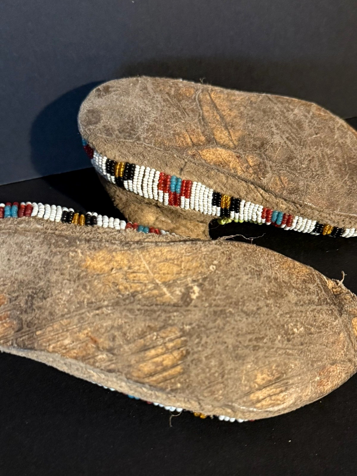 HISTORIC SIOUX PLAINS CHILD’S MOCCASINS,SINEW SEWN BEADED HIDE,C1900,EXCELLENT!
