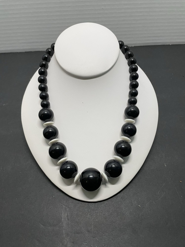 Vintage icing Black and white beaded necklace