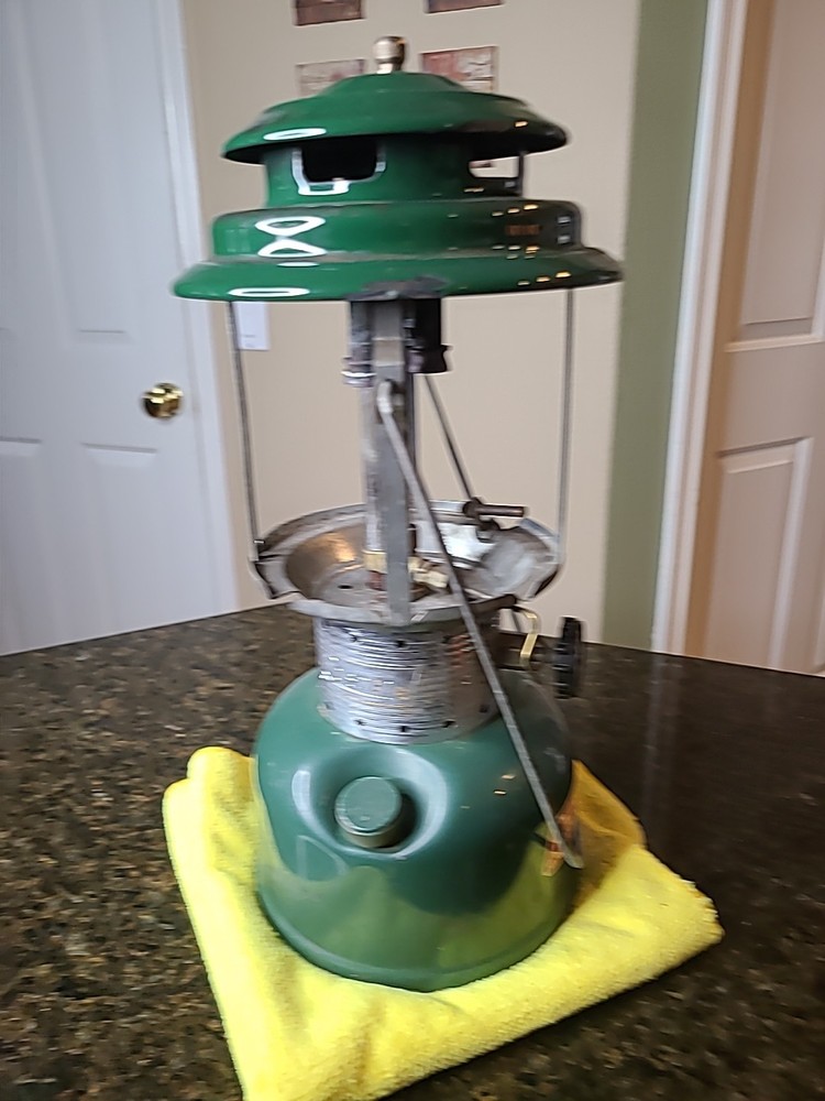 1972 Coleman Lantern Model 220F NEEDS A GLOBE Works!