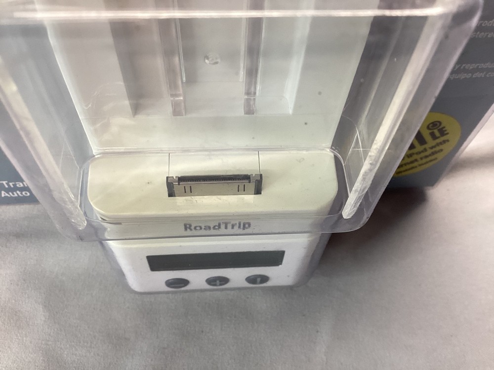 GRIFFIN RoadTrip FM Transmitter Auto Charger for Apple iPod 6051-ROAD TA230ZM/A