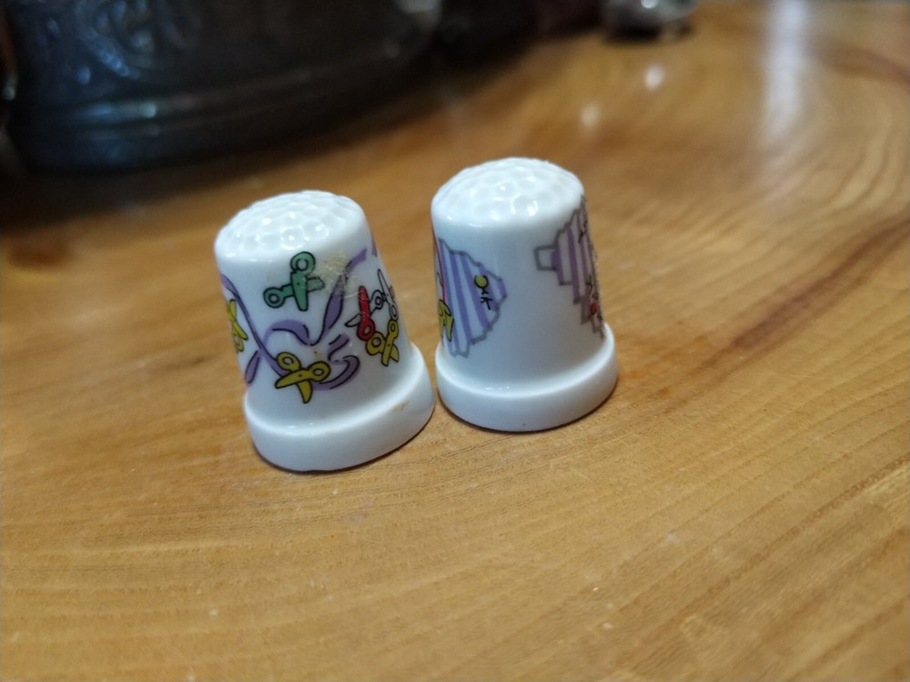 5 vintage 1980s Easter theme ceramic thimbles. Mixed lot.